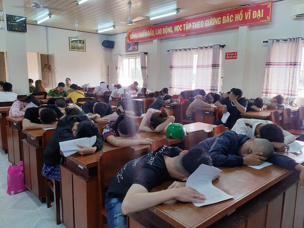 Cảnh sát đột kích bắt 50 nam thanh nữ tú thác loạn trong khách sạn ảnh 1