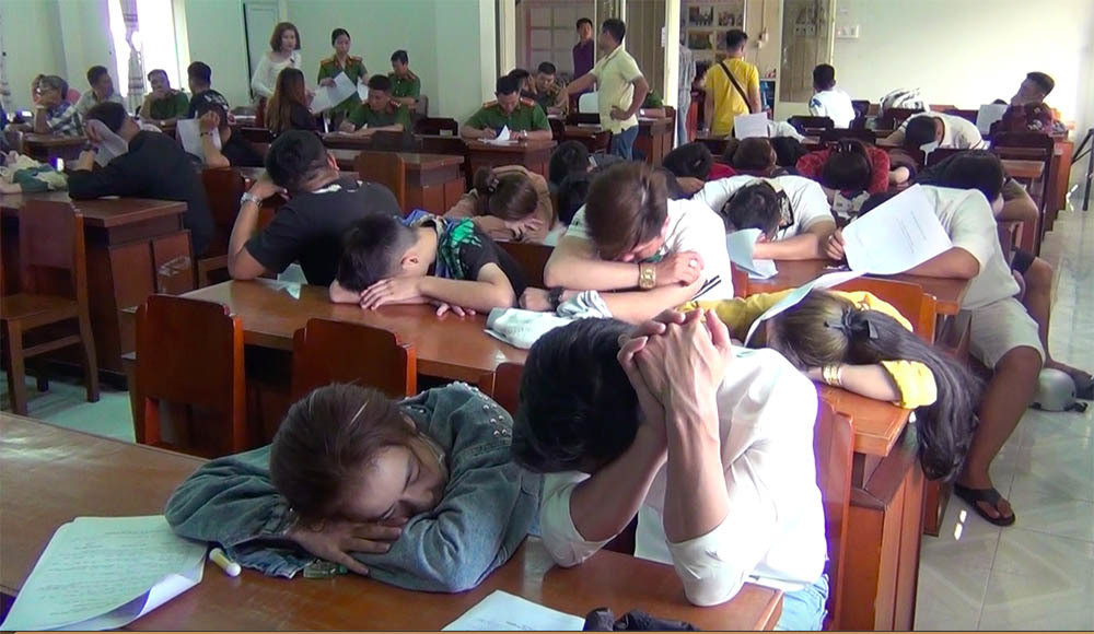 Cảnh sát đột kích bắt 50 nam thanh nữ tú thác loạn trong khách sạn ảnh 3