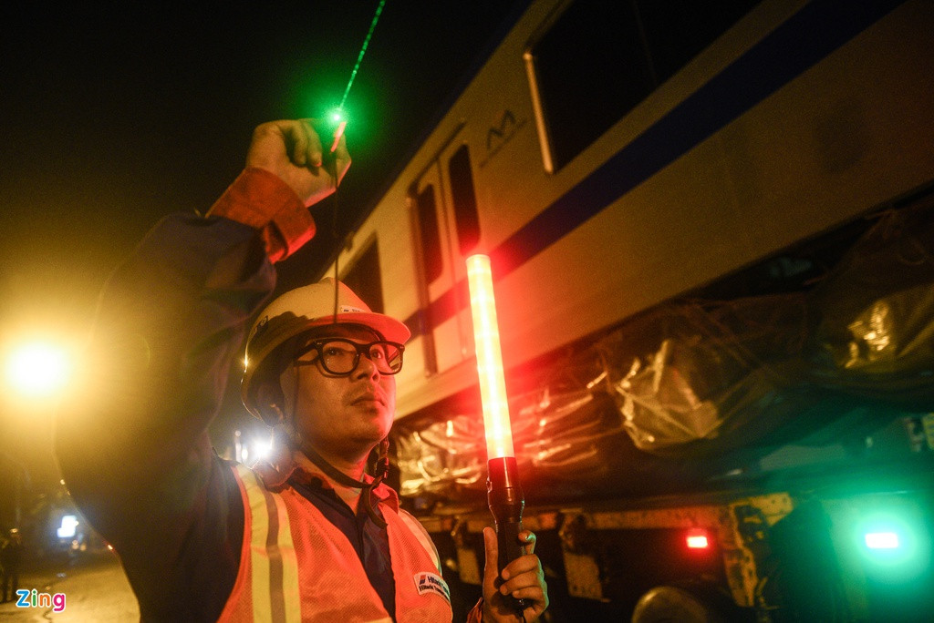 Ba giờ vận chuyển tàu metro về đến depot Long Bình ảnh 12