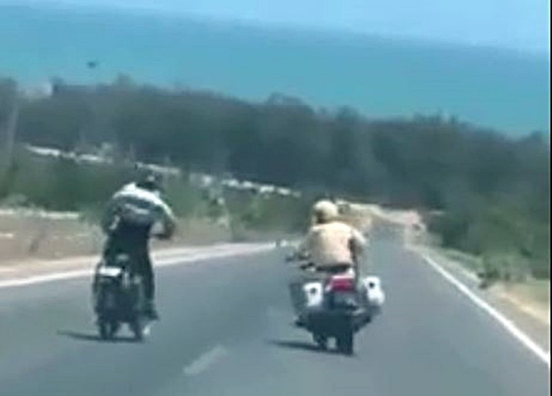 Người đàn ông cầm đại đao tháo chạy khi bị CSGT chặn bắt ảnh 2