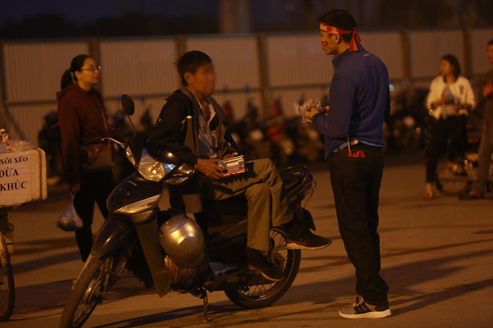 Cận kề trận Việt Nam-UAE, dân phe bán tháo vé, chấp nhận lỗ ảnh 3