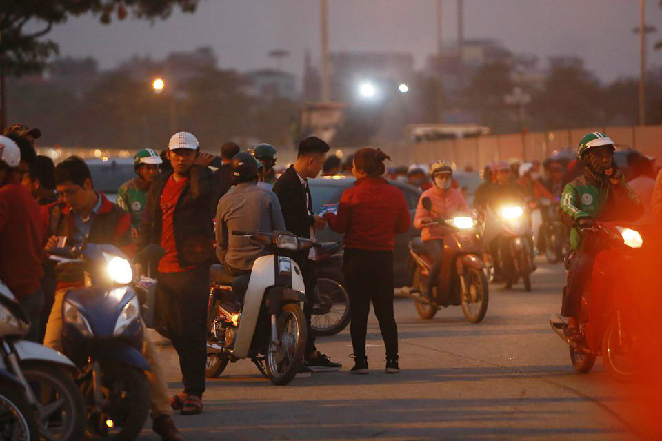 Cận kề trận Việt Nam-UAE, dân phe bán tháo vé, chấp nhận lỗ ảnh 4