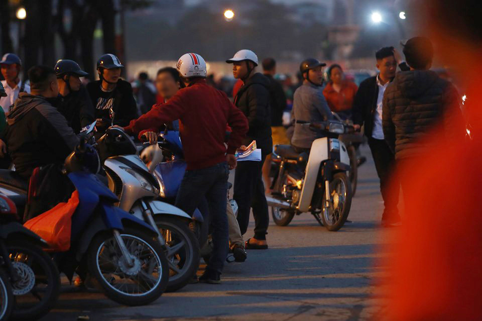 Cận kề trận Việt Nam-UAE, dân phe bán tháo vé, chấp nhận lỗ ảnh 1