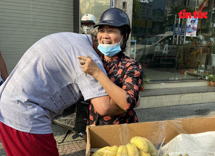 Vì dịch COVID-19, 'ông Tây' bán chuối chiên mưu sinh ở vỉa hè TPHCM ảnh 10