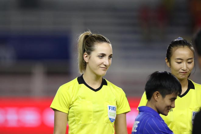 Nữ trọng tài được fan Việt 'truy tìm' sau chung kết bóng đá nữ SEA Games ảnh 4