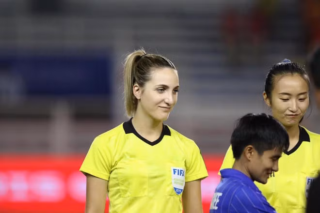 Nữ trọng tài được fan Việt 'truy tìm' sau chung kết bóng đá nữ SEA Games ảnh 4