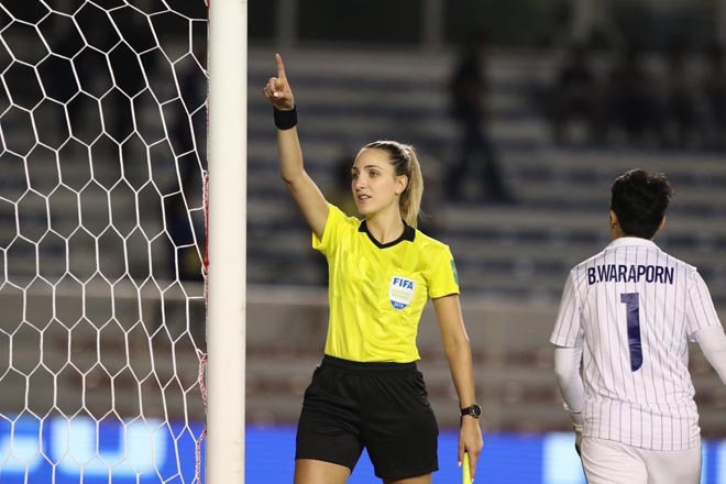 Nữ trọng tài được fan Việt 'truy tìm' sau chung kết bóng đá nữ SEA Games ảnh 6