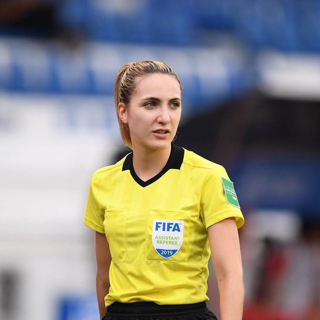 Nữ trọng tài được fan Việt 'truy tìm' sau chung kết bóng đá nữ SEA Games ảnh 1