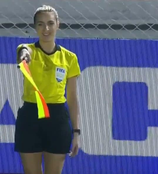 Nữ trọng tài được fan Việt 'truy tìm' sau chung kết bóng đá nữ SEA Games ảnh 2