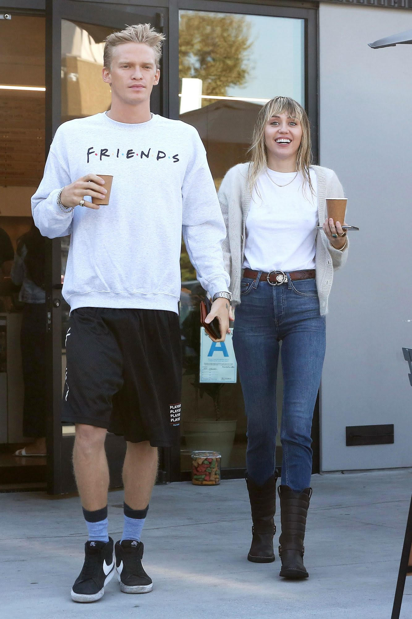 Miley Cyrus ‘thả rông’ táo bạo cùng bạn trai ra phố ảnh 4