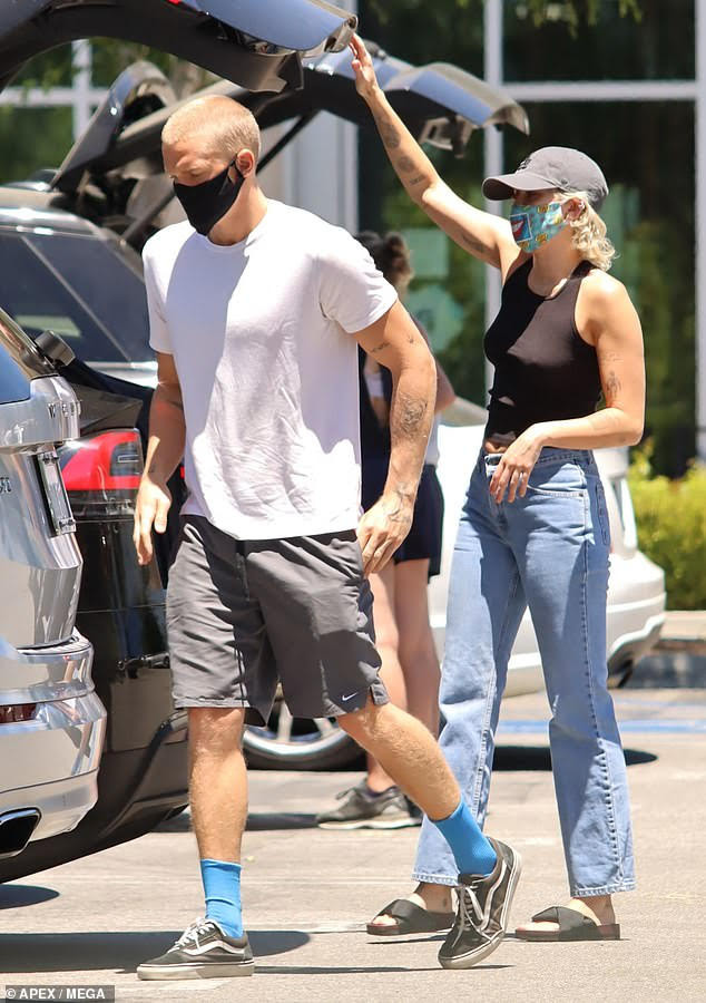 Miley Cyrus ‘thả rông’ táo bạo cùng bạn trai ra phố ảnh 3