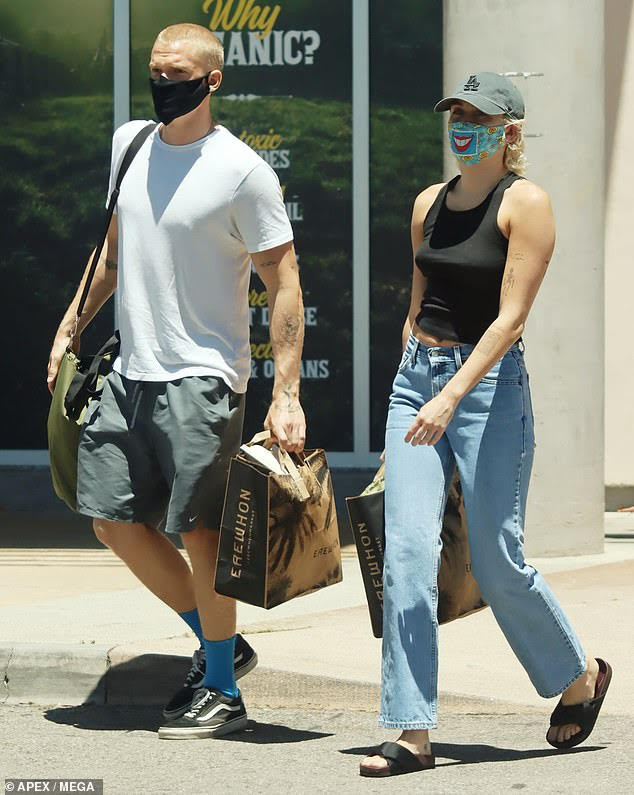 Miley Cyrus ‘thả rông’ táo bạo cùng bạn trai ra phố ảnh 1