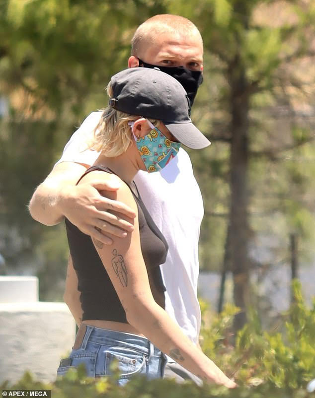 Miley Cyrus ‘thả rông’ táo bạo cùng bạn trai ra phố ảnh 2