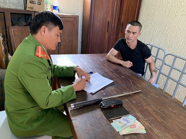 Vợ ngoại tình, chồng bắt tình địch viết giấy bán xe ảnh 1