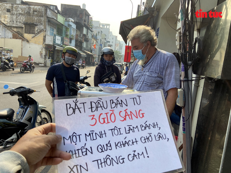 Vì dịch COVID-19, 'ông Tây' bán chuối chiên mưu sinh ở vỉa hè TPHCM ảnh 1