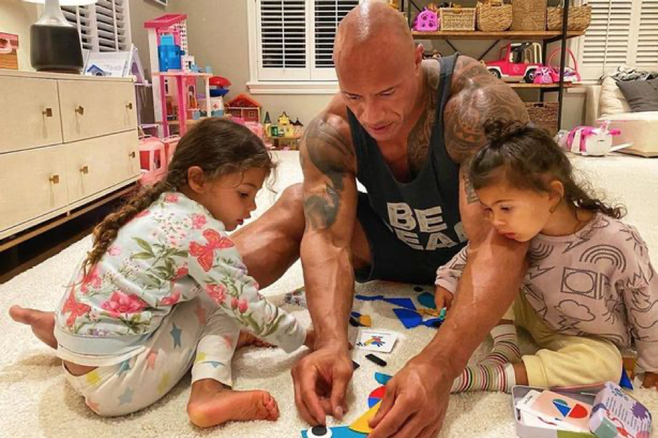 Dwayne Johnson: Từ cầu thủ bóng bầu dục thất bại đến siêu sao giàu có nhất Hollywood ảnh 7