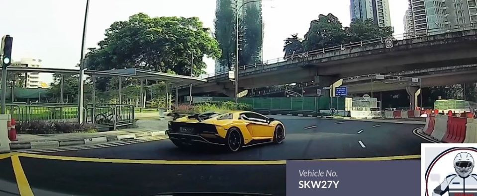 Hai siêu xe Lamborghini 'y xì đúc' va chạm giữa phố ảnh 3