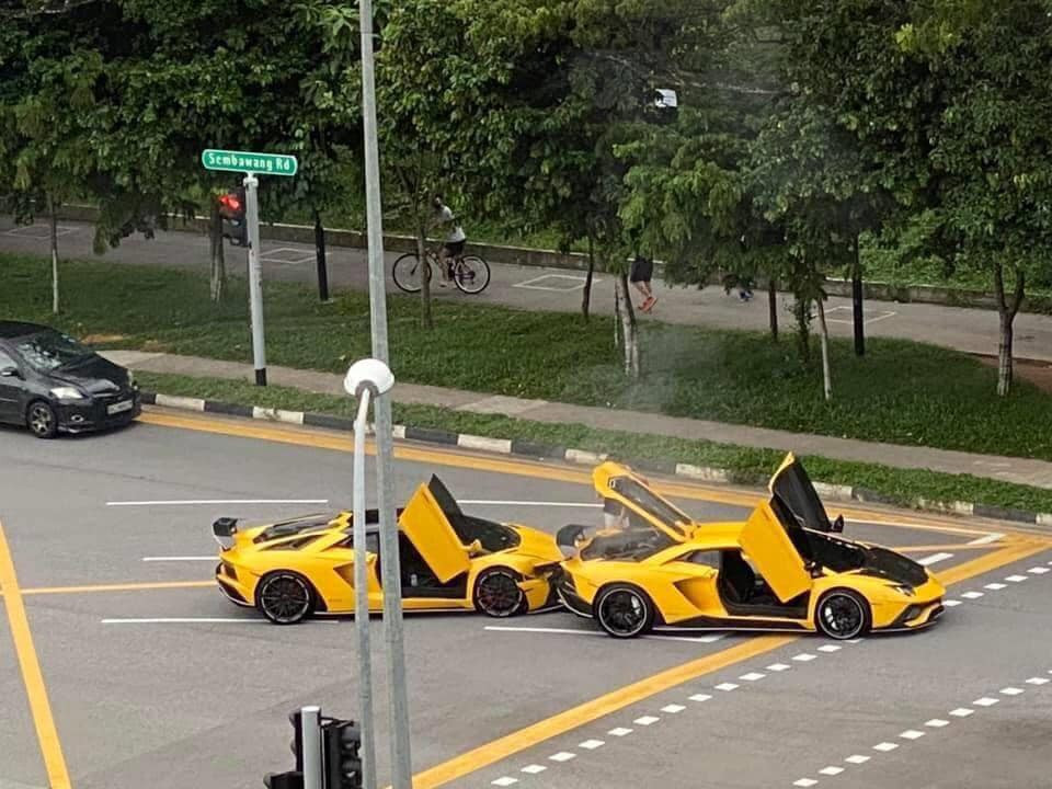 Hai siêu xe Lamborghini 'y xì đúc' va chạm giữa phố ảnh 2
