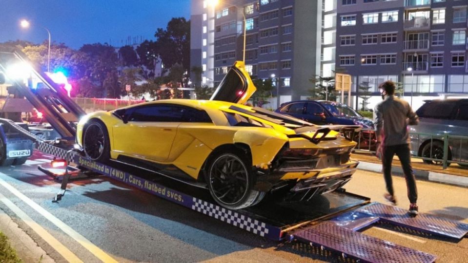 Hai siêu xe Lamborghini 'y xì đúc' va chạm giữa phố ảnh 4