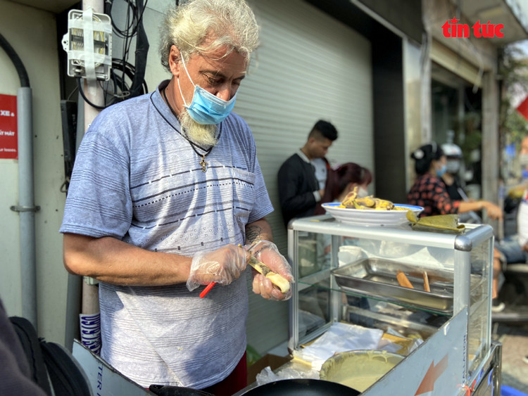Vì dịch COVID-19, 'ông Tây' bán chuối chiên mưu sinh ở vỉa hè TPHCM ảnh 3