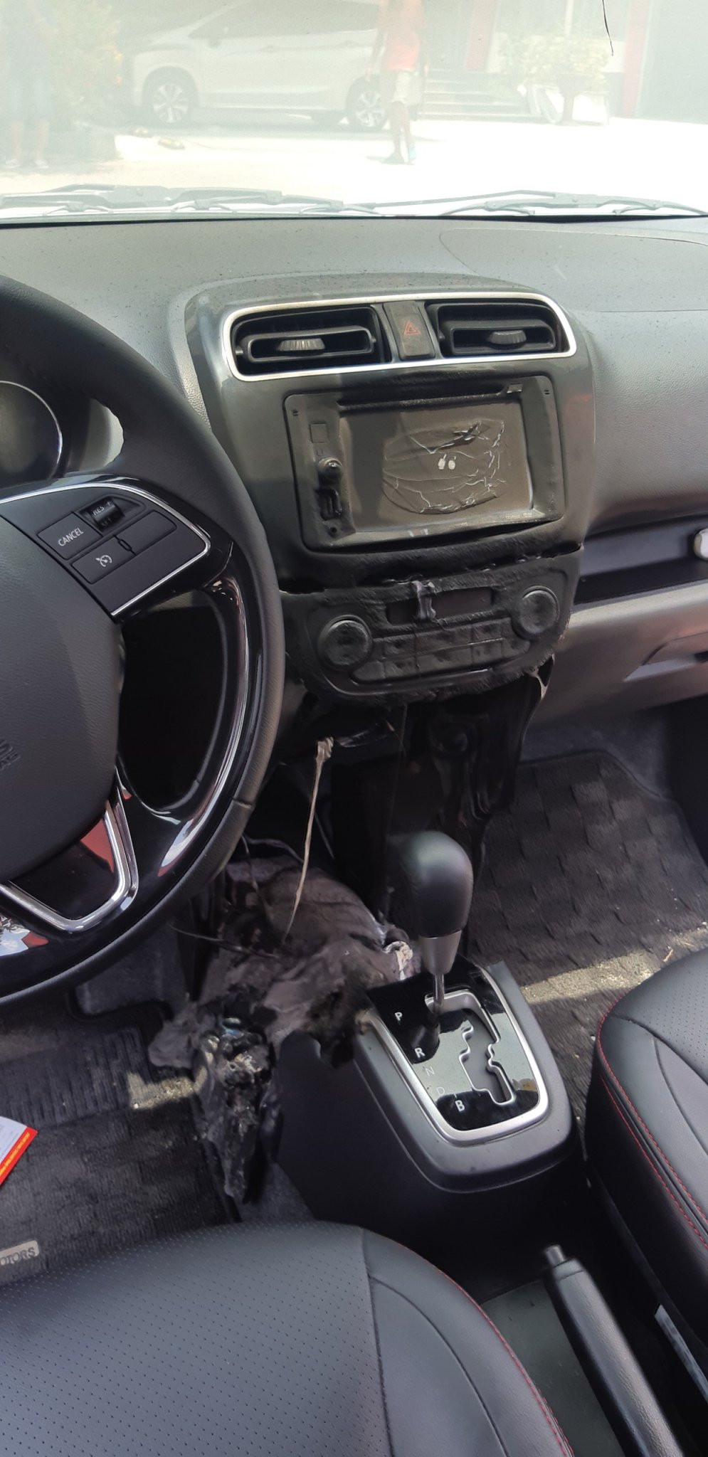 Khách Việt mòn mỏi chờ tìm nguyên nhân cháy nội thất xe Mitsubishi Attrage ảnh 2