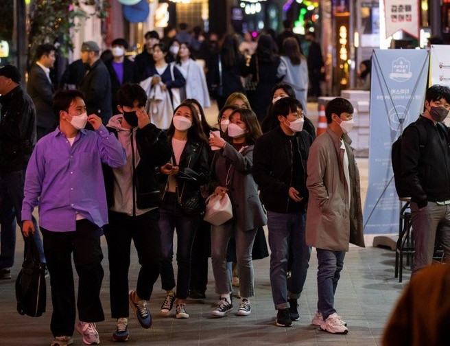 Hai nghệ sĩ Hàn bị liên đới sau vụ quán bar có người mắc Covid-19 ảnh 1