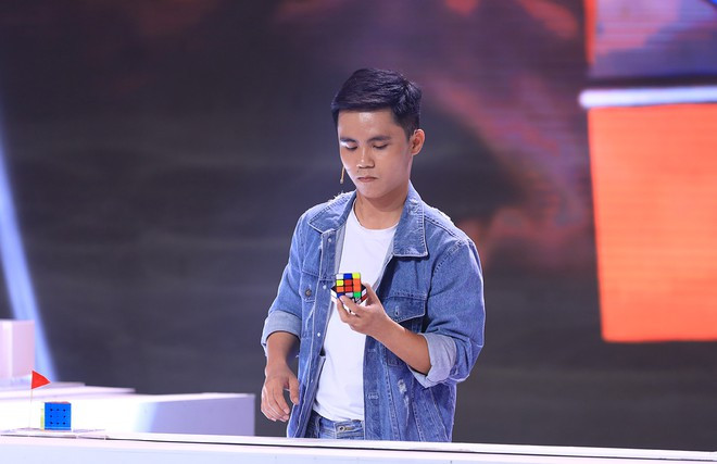 Anh kỹ sư bịt mắt giải rubik khiến Trấn Thành, Lại Văn Sâm bái phục ảnh 1