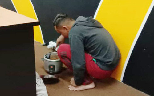 Chàng trai nấu ăn ở phòng làm việc để tiết kiệm tiền ảnh 1