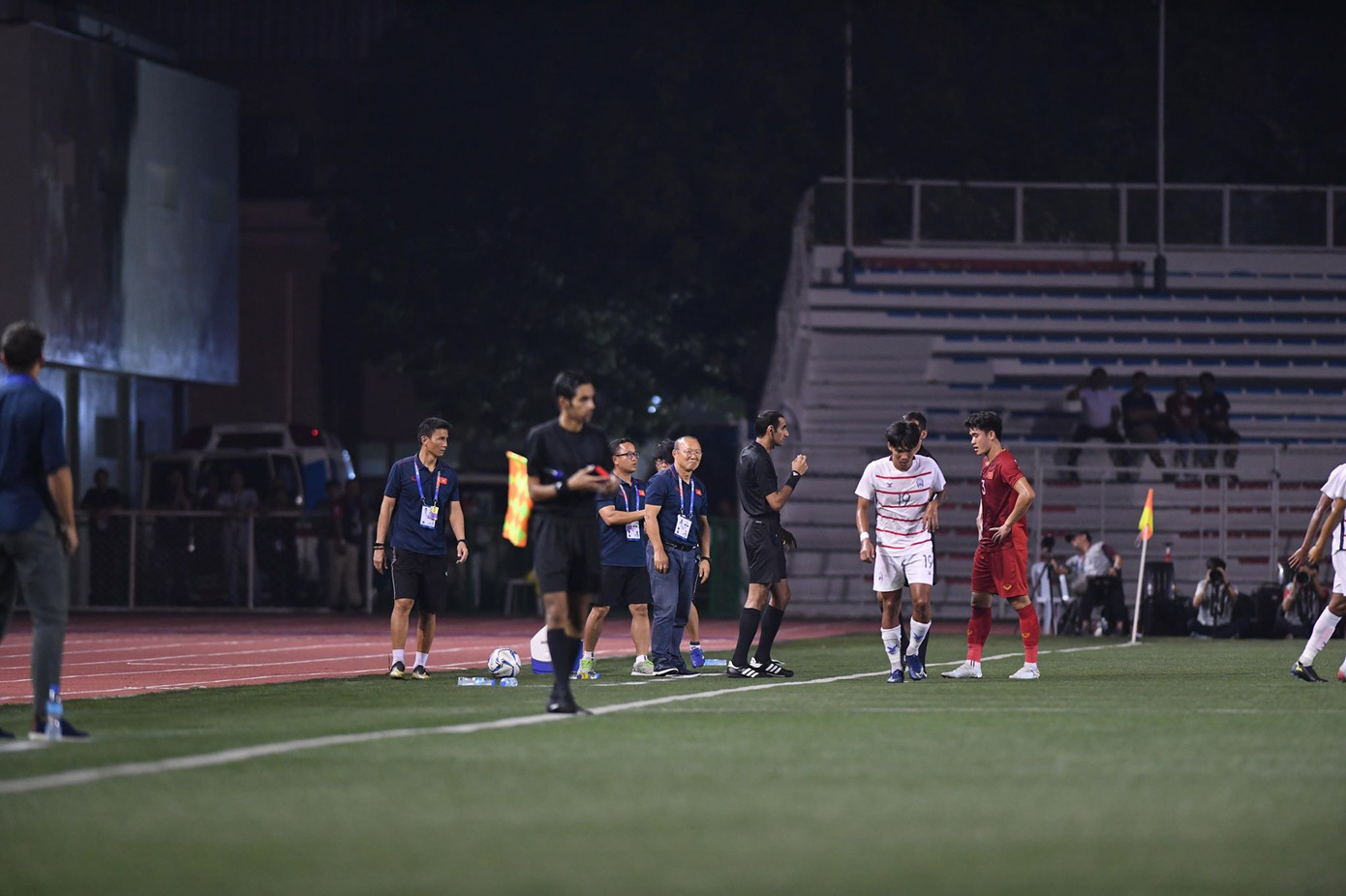 Thầy Park dính thẻ vàng sau ít phút bóng lăn ảnh 3