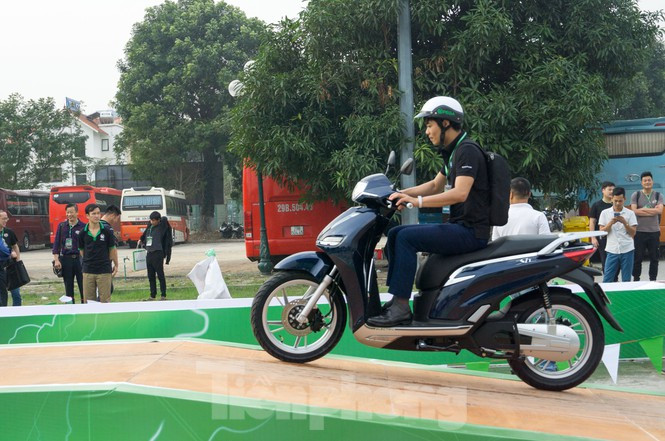 Pega dính lùm xùm nhái, so sánh mẫu mã xe máy điện ảnh 1