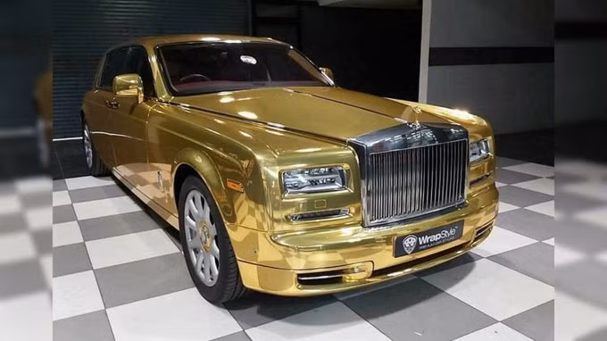 Rolls-Royce Phantom 'vàng óng' thành xe taxi ở Ấn Độ ảnh 2