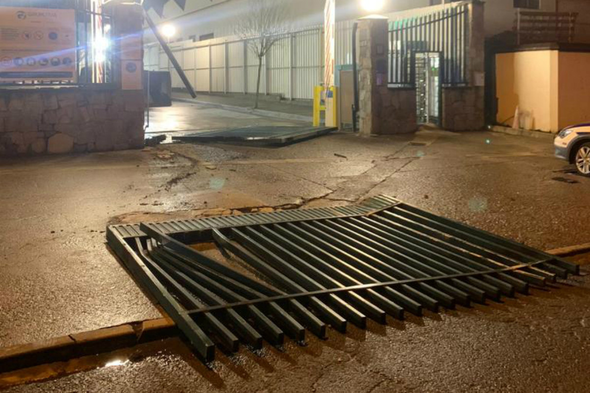 Cựu nhân viên Mercedes-Benz lái máy ủi phá hoại 50 ôtô ảnh 3