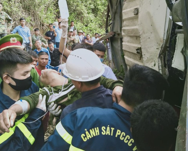 2 người mắc kẹt trong chiếc ô tô lật, 7 con trâu chết trên thùng xe ảnh 1