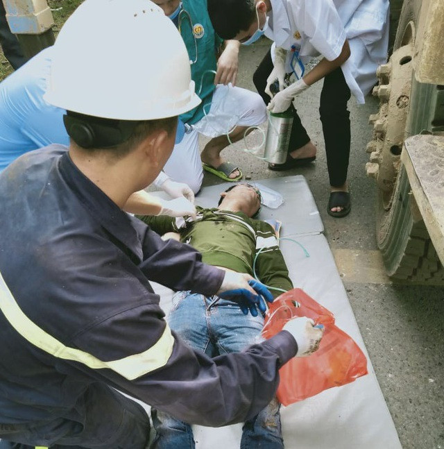 2 người mắc kẹt trong chiếc ô tô lật, 7 con trâu chết trên thùng xe ảnh 2