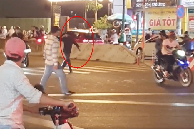 Nam thanh niên ngáo đá cầm rìu dọa chém người trong đêm ảnh 1