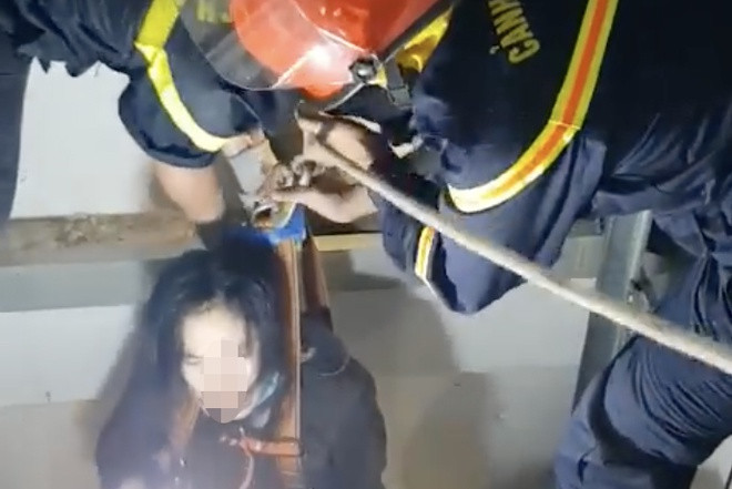 Cứu một phụ nữ kẹt trong giếng thang máy ở TP.HCM ảnh 1