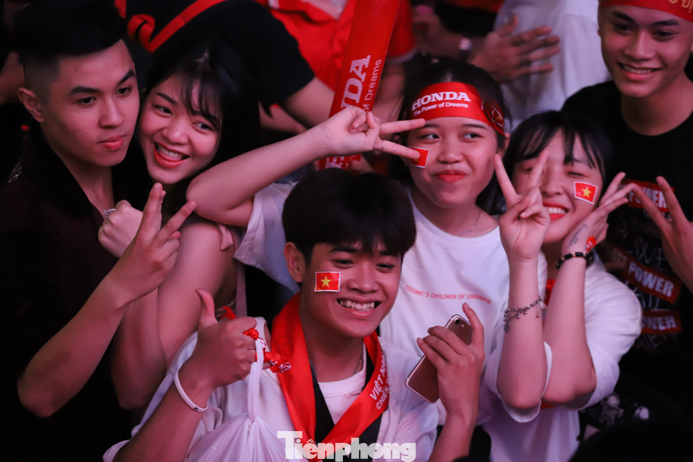 Một đêm không ngủ của CĐV ở TP.HCM sau chiến thắng lịch sử của U22 Việt Nam ảnh 15
