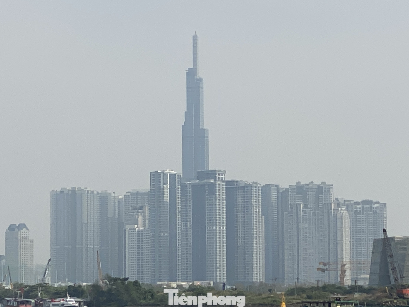 Cuối tuần, sương mù phủ kín cao ốc Sài Gòn ảnh 6