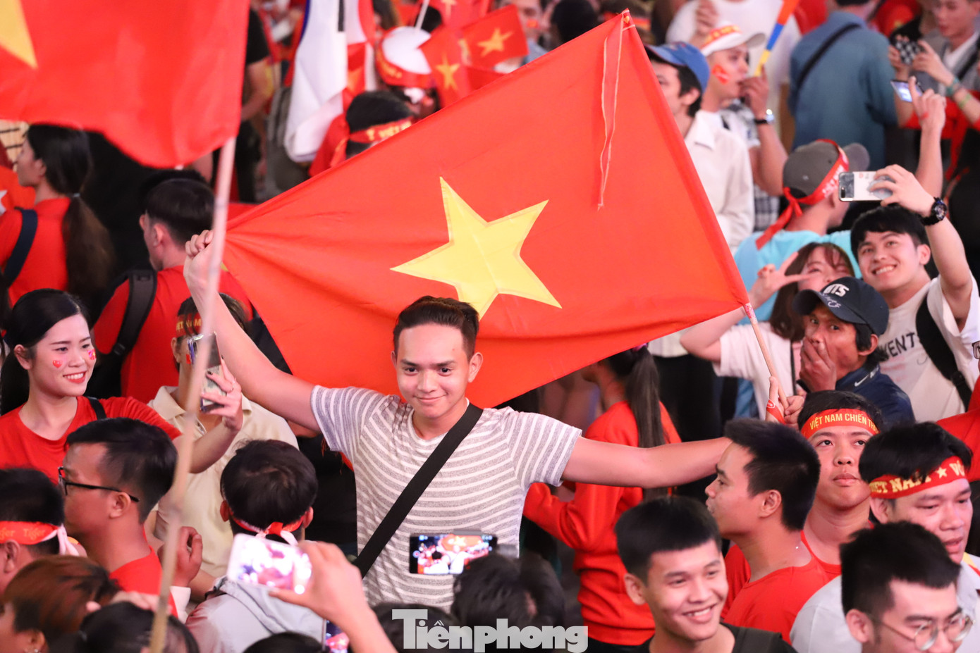 Một đêm không ngủ của CĐV ở TP.HCM sau chiến thắng lịch sử của U22 Việt Nam ảnh 9