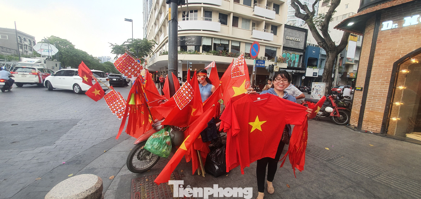 Người Sài Gòn đổ xô ra đường cổ vũ đội bóng đá U22 Việt Nam ảnh 3