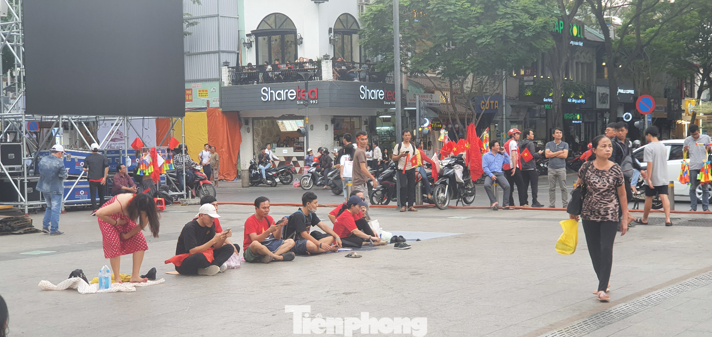 Người Sài Gòn đổ xô ra đường cổ vũ đội bóng đá U22 Việt Nam ảnh 9