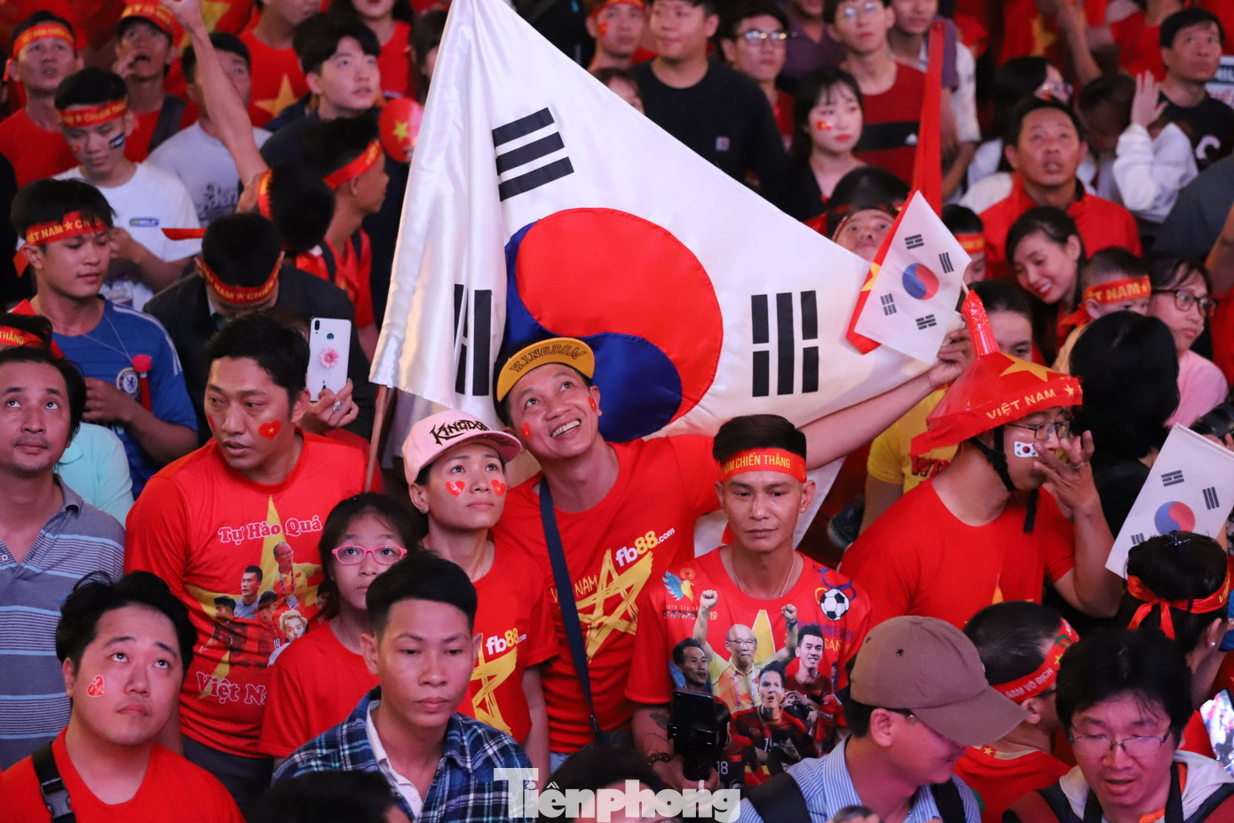 Một đêm không ngủ của CĐV ở TP.HCM sau chiến thắng lịch sử của U22 Việt Nam ảnh 10