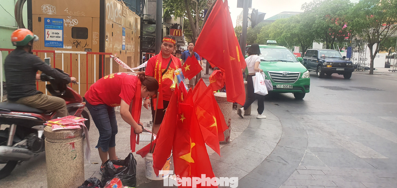Người Sài Gòn đổ xô ra đường cổ vũ đội bóng đá U22 Việt Nam ảnh 6