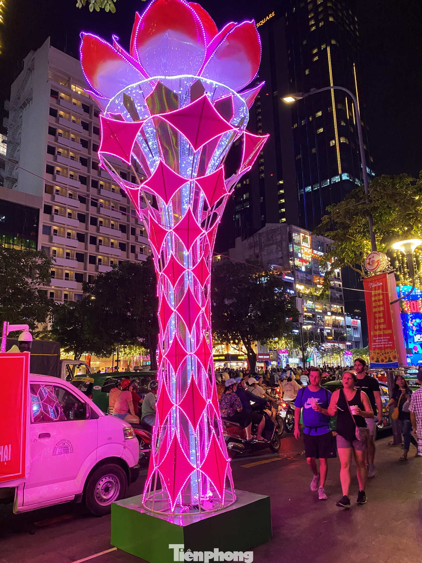 Đường phố Sài Gòn rực rỡ sắc màu chào đón năm 2020 ảnh 5