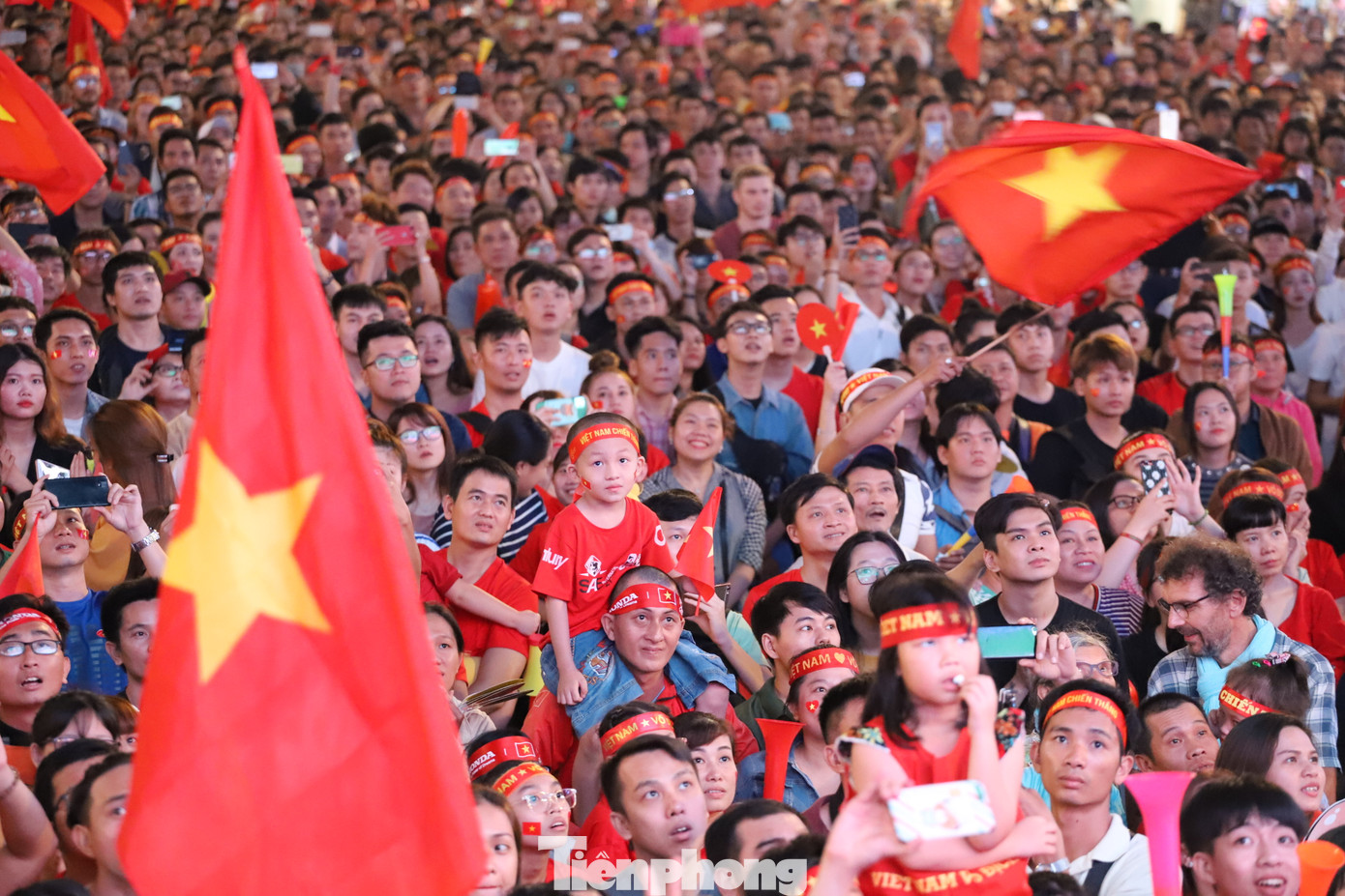 Một đêm không ngủ của CĐV ở TP.HCM sau chiến thắng lịch sử của U22 Việt Nam ảnh 16