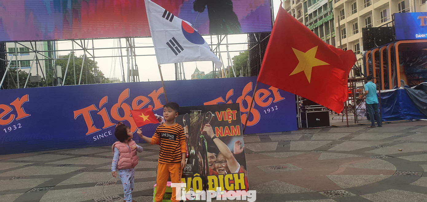 Người Sài Gòn đổ xô ra đường cổ vũ đội bóng đá U22 Việt Nam ảnh 15