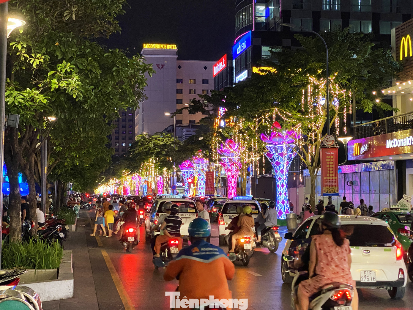 Đường phố Sài Gòn rực rỡ sắc màu chào đón năm 2020 ảnh 12