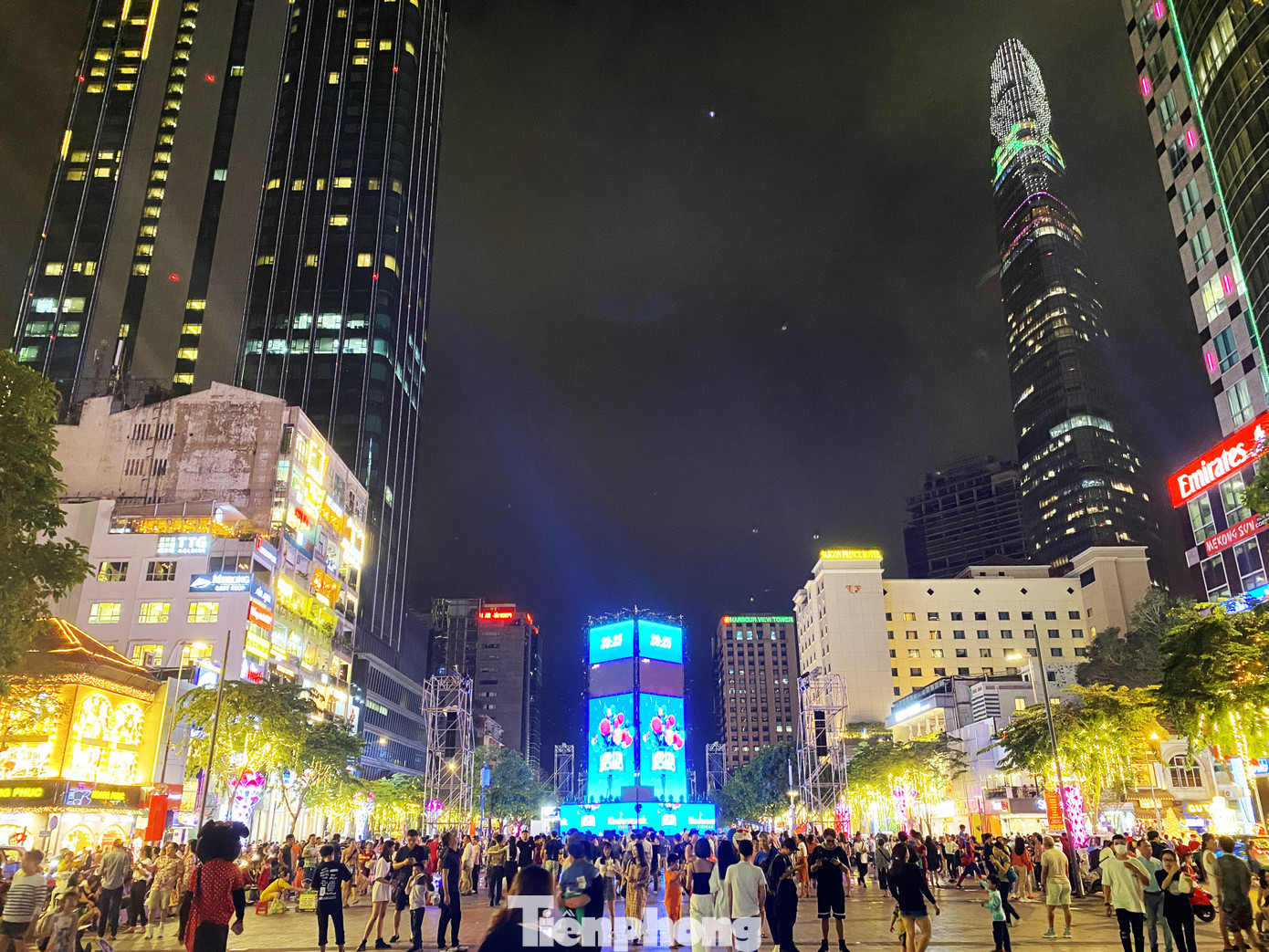 Đường phố Sài Gòn rực rỡ sắc màu chào đón năm 2020 ảnh 15