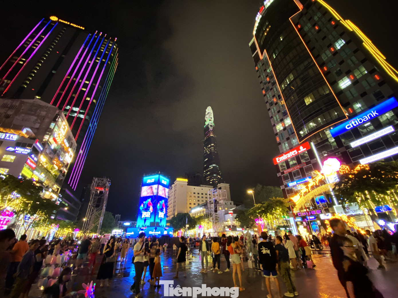 Đường phố Sài Gòn rực rỡ sắc màu chào đón năm 2020 ảnh 18