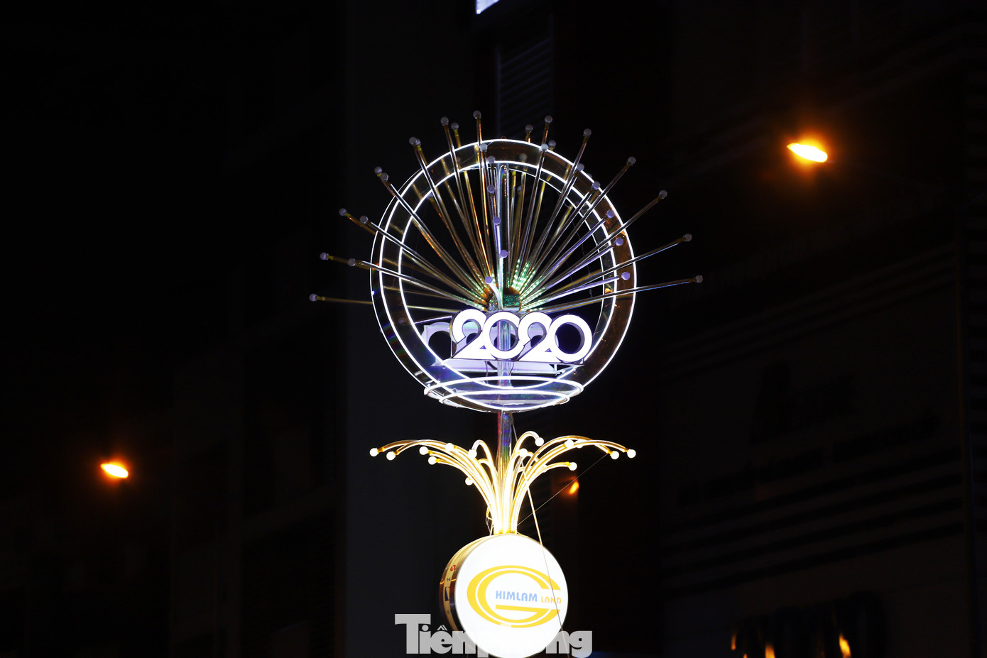 Đường phố Sài Gòn rực rỡ sắc màu chào đón năm 2020 ảnh 17